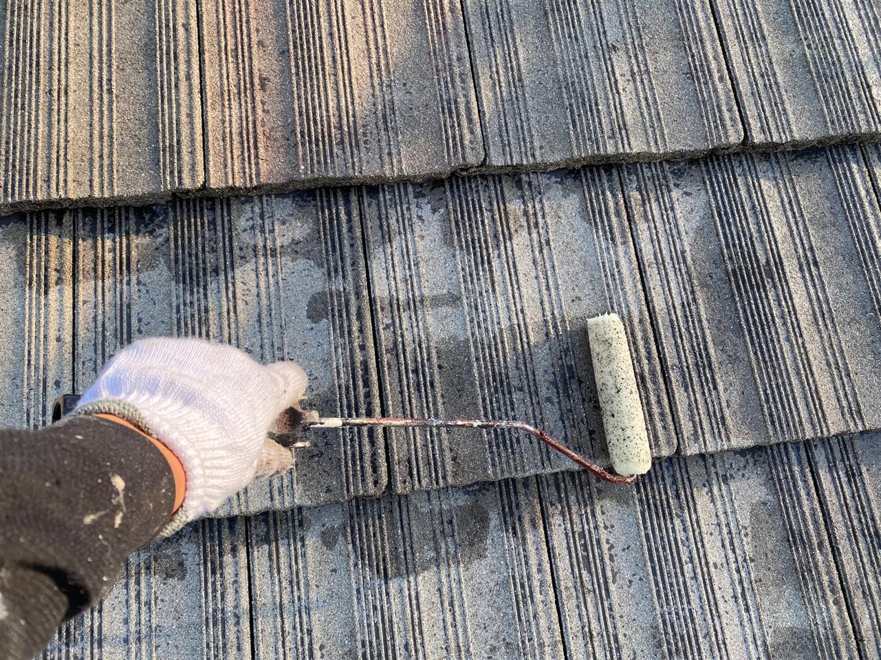 屋根塗装の下塗りと中塗り作業2